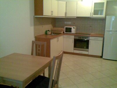 Eladó 2 szobás újszerű lakás az Operánál