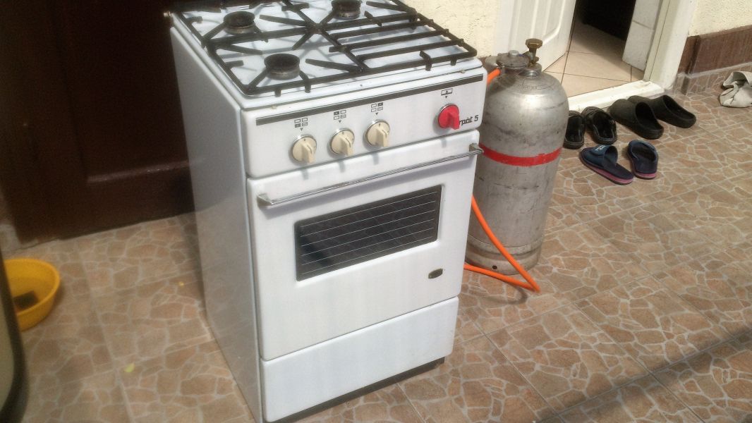 Gáztűzhely eladó ( + gázpalack)