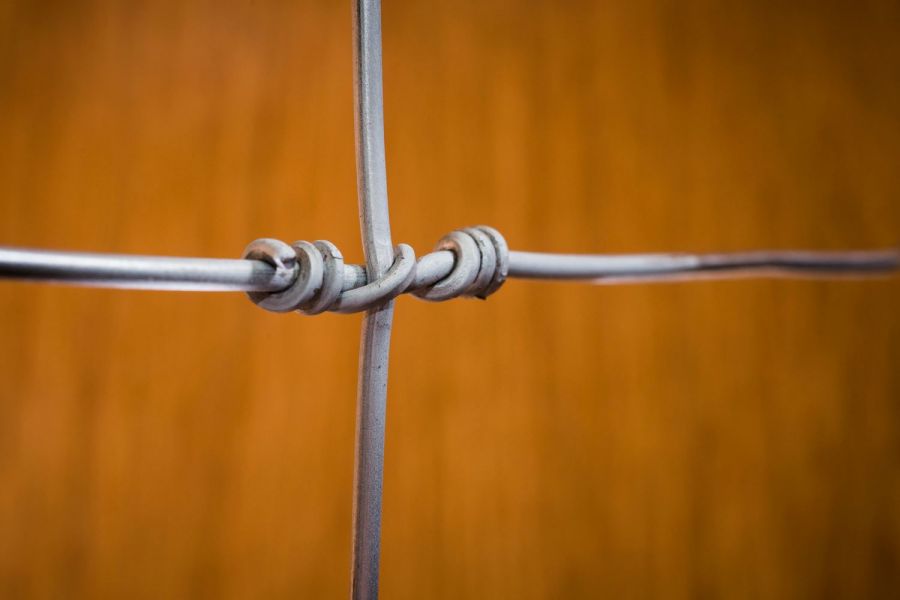 Vadháló,drótfonat,kerítés építés,akác oszlop,vadriasztó huzal