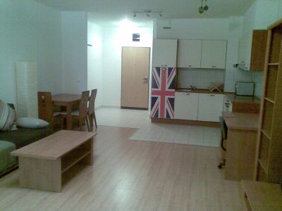 Kiadó 2 szobás újszerű lakás az Oktogonnál