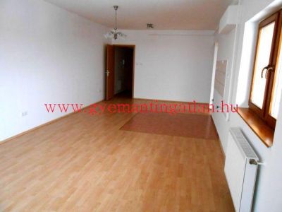 Szekszárdon újszerű, erkélyes 68 nm-es lakás!