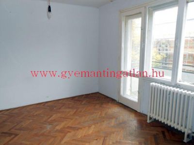 Szekszárdon 30 nm-es tégla lakás eladó!