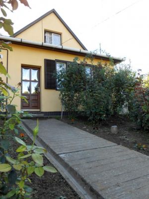 Szekszárdi panorámás családi ház, gyümölcsössel eladó