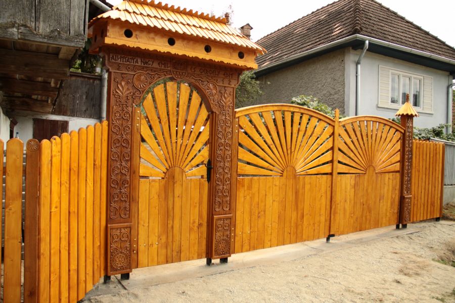 Székelykapuk, kopjafák, fafaragás, hagyományőrzés, székelytermék, domborművek.