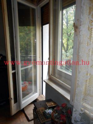 Felújítandó, erkélyes tégla lakás!
