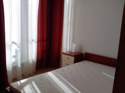 Kiadó 3 szobás újszerű lakás a Béke téren