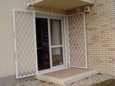 biztonsági ajtó,páncélajtó,rácsajtó,ajtórács,ablakrács,rácsablak,hevederzár,zárszerelés,gordiusz.