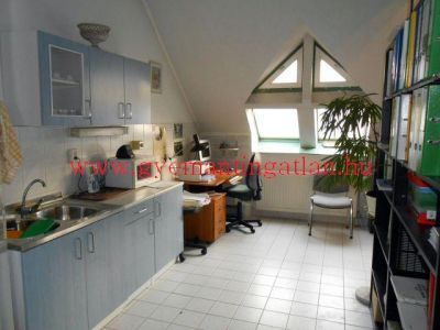 Szekszárd belvárosi 60 nm-es lakás