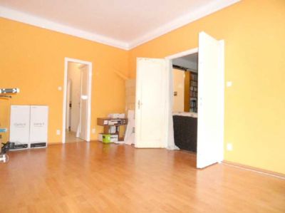 XIII. ker. Pozsonyi úton eladó 2+2 szobás, erkélyes, egyedi fűtésű lakás