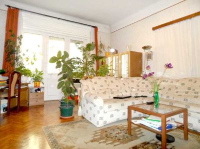 XIII. ker. Pozsonyi úton eladó 2+2 szobás, erkélyes, egyedi fűtésű lakás