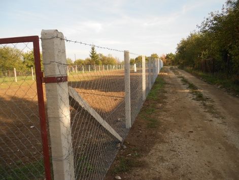 Kerítés építés komplett 1000 Ft/ méter áron. Betonoszlop, drótfonat, vadháló, fémoszlop, tüskéshuzal
