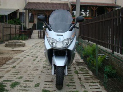 Piaggio X8/400i nagyrobogó