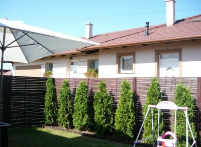 MEGÉRI!SZÉP LAKÁS,KERTES TÉGLAÉPÍTÉSŰ SORHÁZBAN ELADÓ!