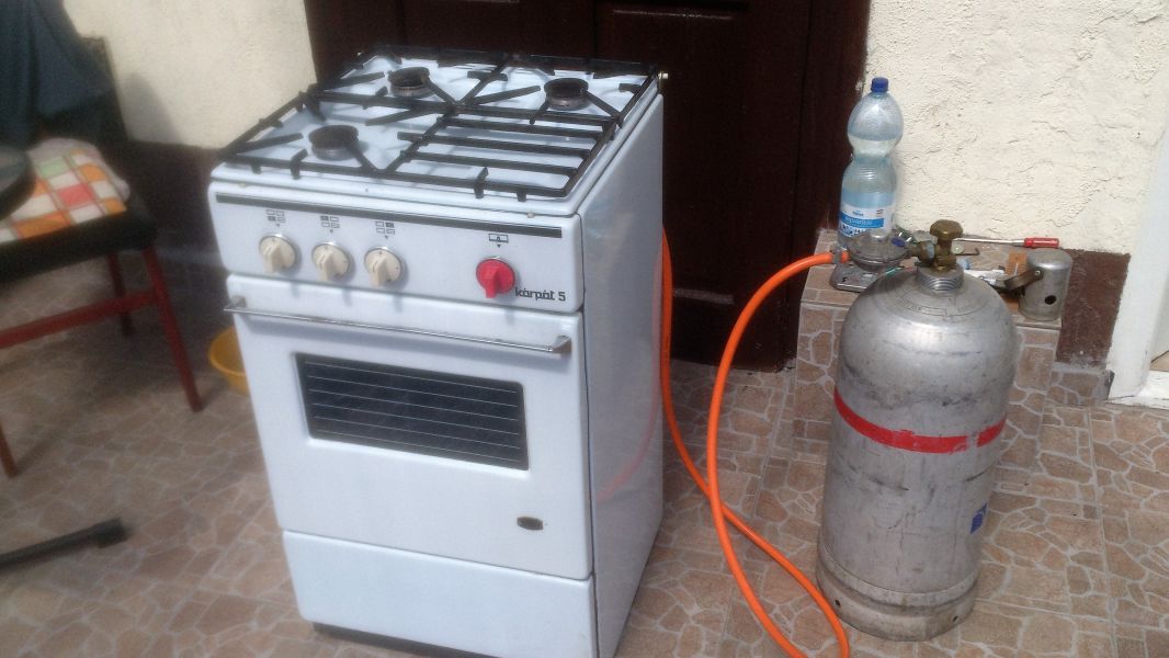 Gáztűzhely eladó ( + gázpalack)
