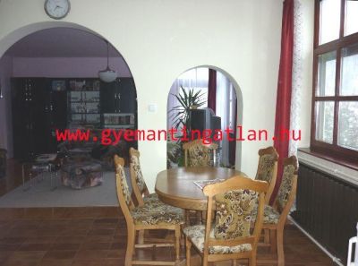 Szekszárd Mérey utcai társasházban lakás eladó