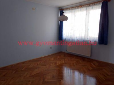 Szekszárd központ közeli, igényes 88 nm-es lakás eladó!