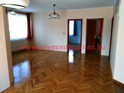 Szekszárd központ közeli, igényes 88 nm-es lakás eladó!