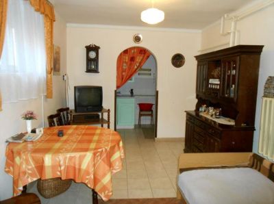 Szekszárdi panorámás családi ház, gyümölcsössel eladó