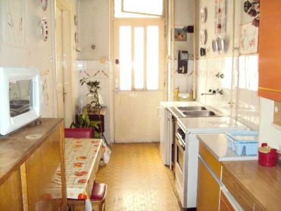 VII.ker. Damjanich utcában eladó 1,5 szobás, utcai lakás gépkocsi beállóval