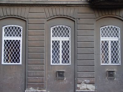 biztonsági ajtó,páncélajtó,rácsajtó,ajtórács,ablakrács,rácsablak,hevederzár,zárszerelés,gordiusz.