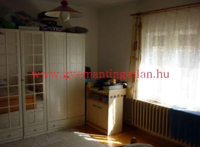 Szekszárdon, 130 nm-es, 4 szobás családi ház eladó!