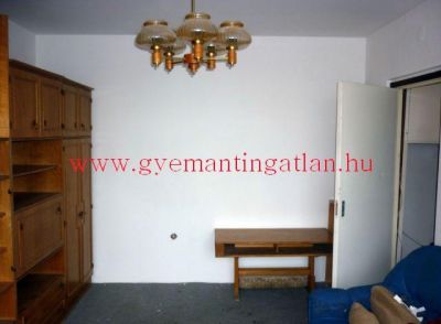 Szekszárdi 40 nm-es panellakás eladó!