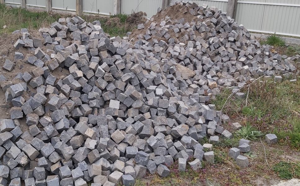 Kisméretű új bazaltkocka eladó