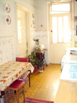 VII.ker. Damjanich utcában eladó 1,5 szobás, utcai lakás gépkocsi beállóval