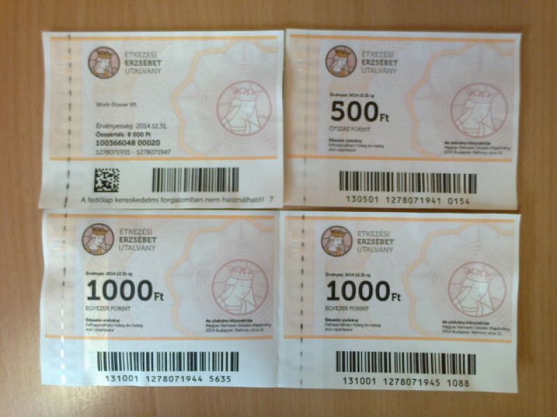 Eladó az étkező asztal és a bordó színű szék.