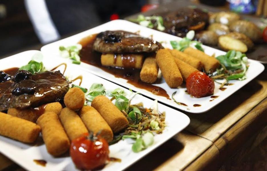 FELSZOLGÁLÓT, SZAKÁCSOT, KONYHAI SEGÍTŐT keresek és PROFI CHÉFET!