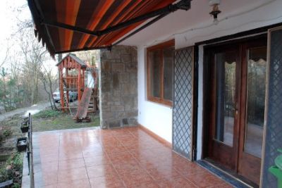 TELJESEN KÜLÖN ÁLLÓ 1+FÉL SZOBÁS BÚTOROZATLAN,GÉPESÍTETT HÁZ, NAGY TERASSZAL,FEDETT KOCSI BEÁLLÓVAL,