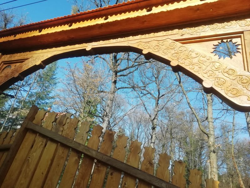  Székelykapuk, kopjafák, fafaragás,faragott bölcső, hagyományőrzés, székelytermék, dombormüvek., tor