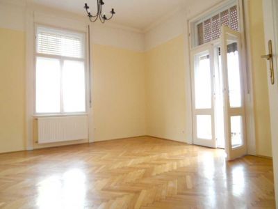 IX.ker. Bakáts téren eladó 3 szobás, erkélyes lakás