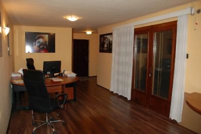 TELJESEN KÜLÖN ÁLLÓ 1+FÉL SZOBÁS BÚTOROZATLAN,GÉPESÍTETT HÁZ, NAGY TERASSZAL,FEDETT KOCSI BEÁLLÓVAL,