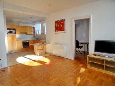 VI.ker. Jókai téren kiadó 2 szintes, berendezett lakás