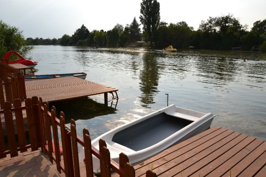 Kiadó vízparti nyaralók