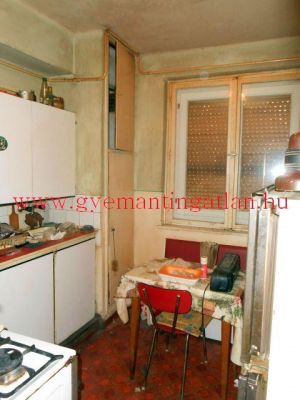 Felújítandó, erkélyes tégla lakás!