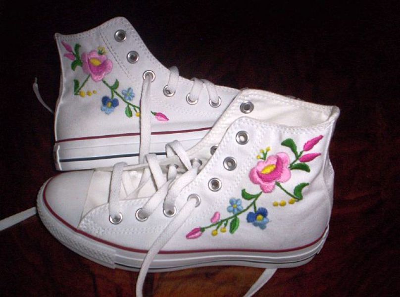 Hímzett vászoncipõ