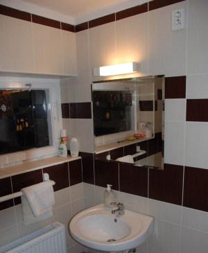 TELJESEN KÜLÖN ÁLLÓ 1+FÉL SZOBÁS BÚTOROZATLAN,GÉPESÍTETT HÁZ, NAGY TERASSZAL,FEDETT KOCSI BEÁLLÓVAL,