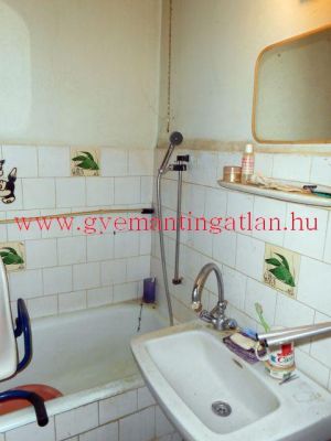 Felújítandó, erkélyes tégla lakás!