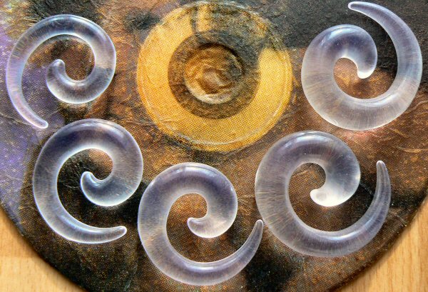 Bizsuk, ezüst és aranyozott ékszerek, ajándékok