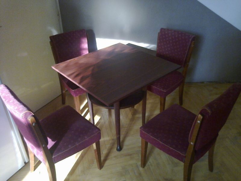 Eladó az étkező asztal és a bordó színű szék.