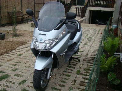 Piaggio X8/400i nagyrobogó