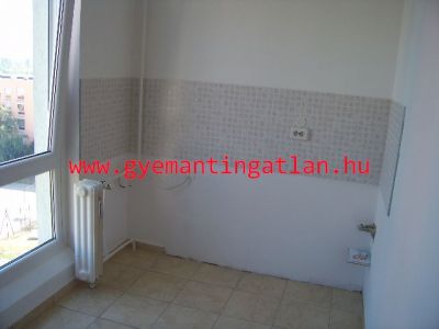 Eladó ingatlan felújított panellakás Szekszárdon a Csatári torokban  