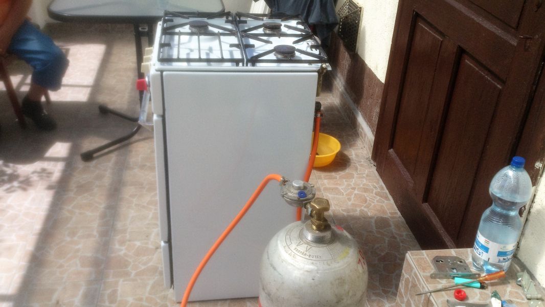 Gáztűzhely eladó ( + gázpalack)