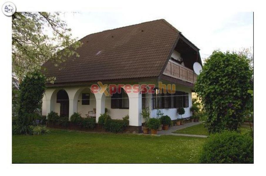 Balatonlelle-Horváth ház a központban.
