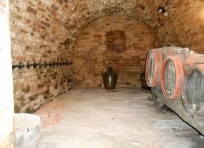 Szekszárdi panorámás családi ház, gyümölcsössel eladó