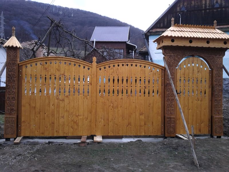 Székelykapuk, kopjafák, fafaragás, hagyományőrzés, székelytermék, domborművek.